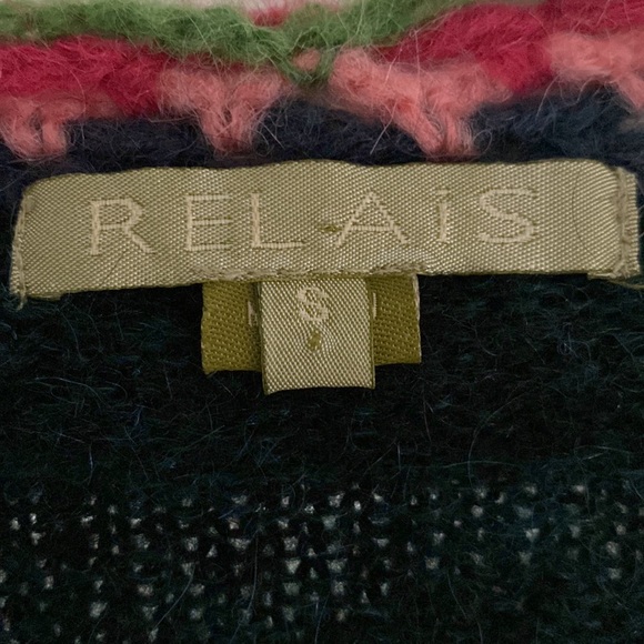 Beautiful Embroidered Sweater. - Picture 8 of 10